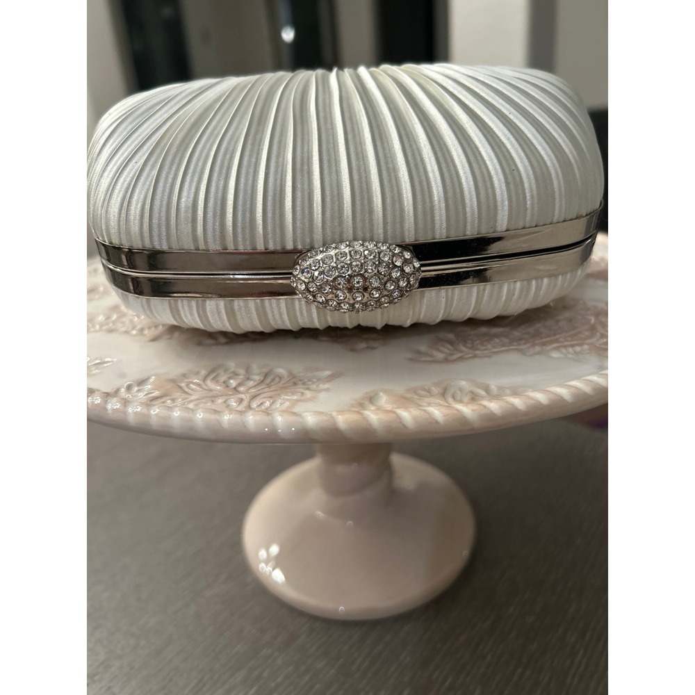 Jessica McClintock white pleated evening clutch a rhinestone-embellish clasp - Picture 2 of 7